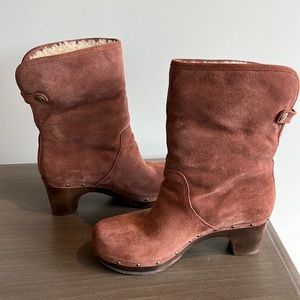 Ugg women’s Lynnea S/N 3204 brown suede fold over ankle booties